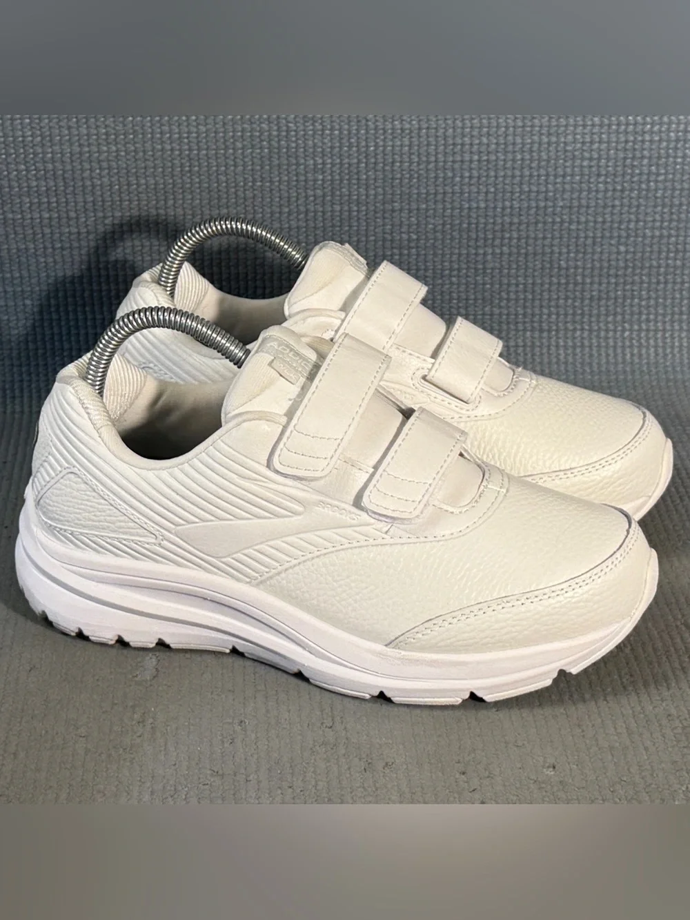 Brooks Addiction Walker V-Strap 2 White Sneakers Women’s Size 7